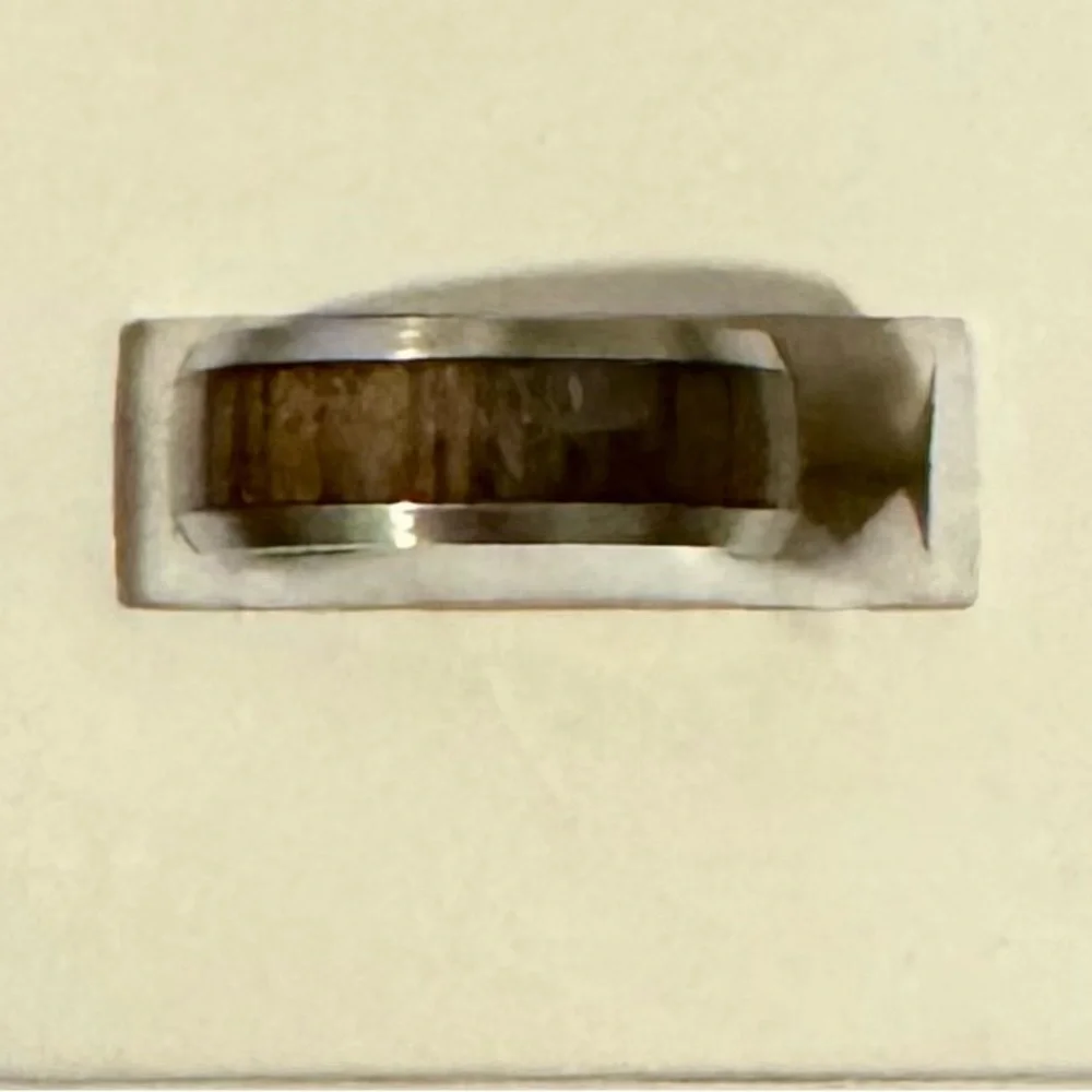 NWT BP “The Classic” Men’s Titanium and Whiskey Barrel Wood Ring SZ 8